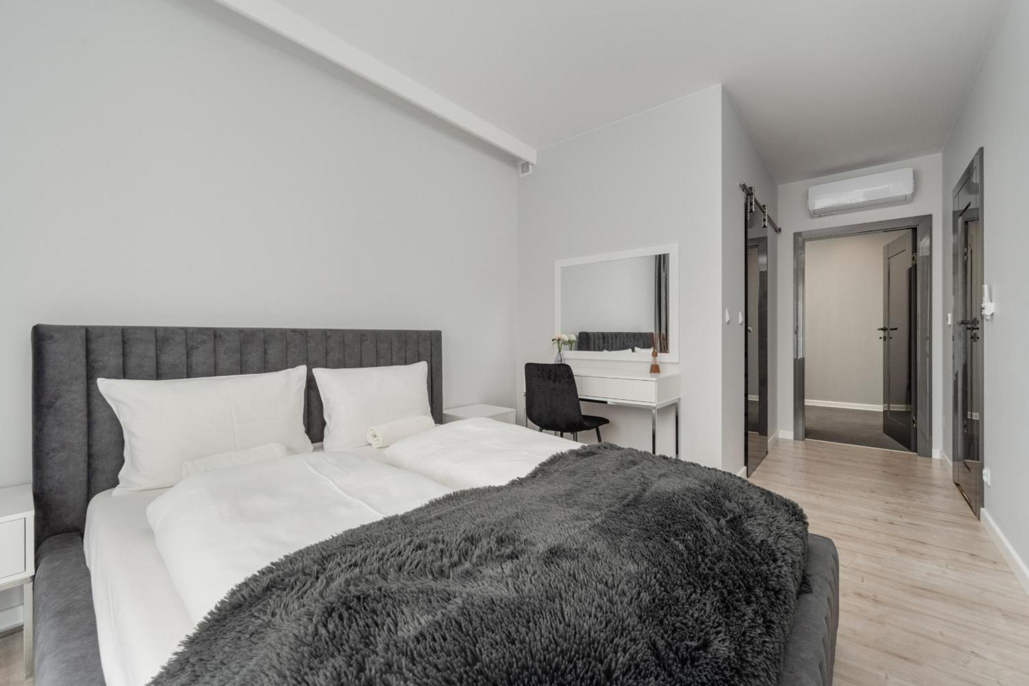 Luksusowy Apartament Z 3 Sypialniami, Klimatyzacja, Parkingiem I Biurkiem We Wroclawiu By Renters Prestige Exterior foto